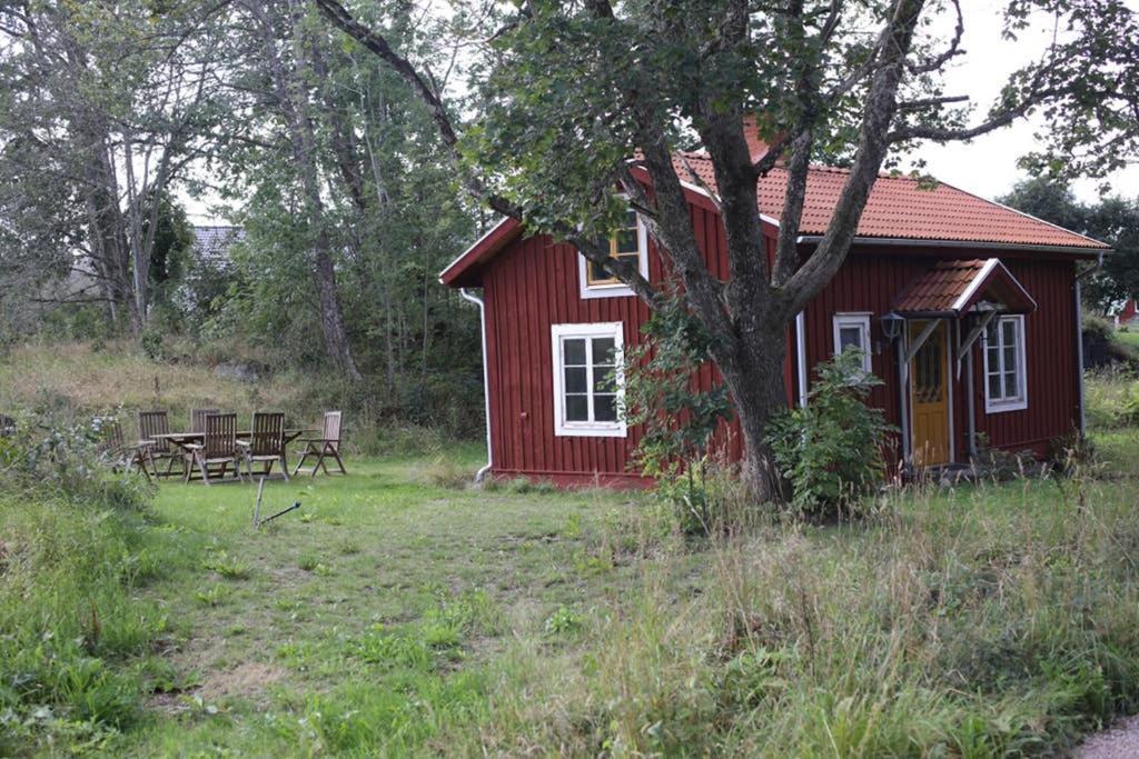 Sjoenaera Stuga Med Bat Och Bastu Ramkvilla Екстер'єр фото