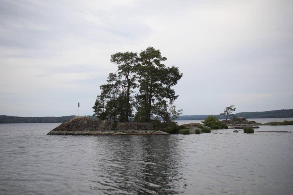 Sjoenaera Stuga Med Bat Och Bastu Ramkvilla Екстер'єр фото
